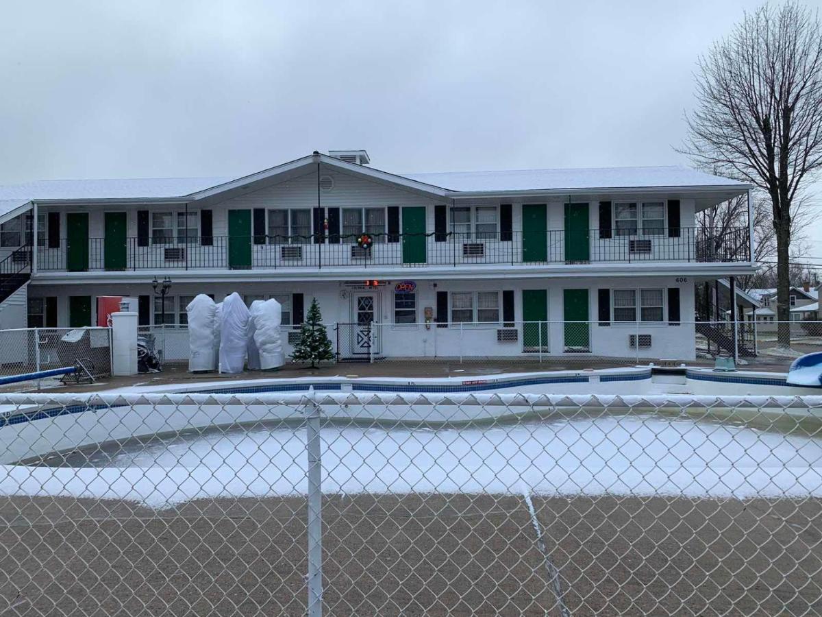 Colonial Motel Wisconsin Dells Exterior photo